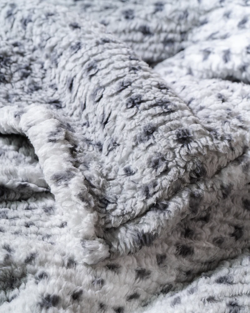 60" x 70" Sherpa Throw Blanket - Image 3