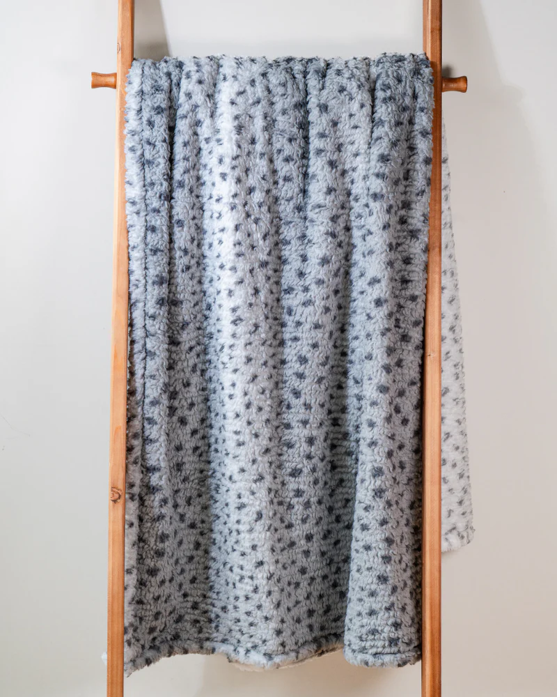 60" x 70" Sherpa Throw Blanket - Image 4